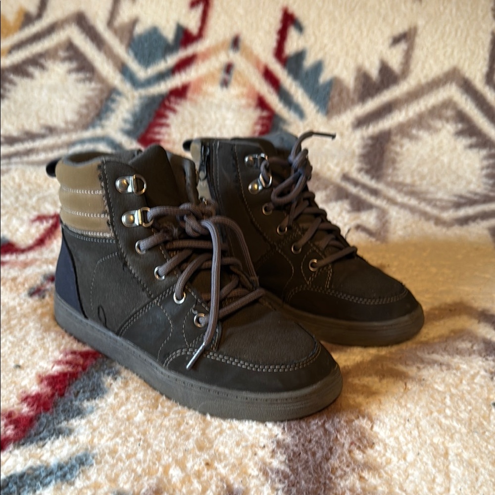 Art Class Kids Boots in Black and Gray